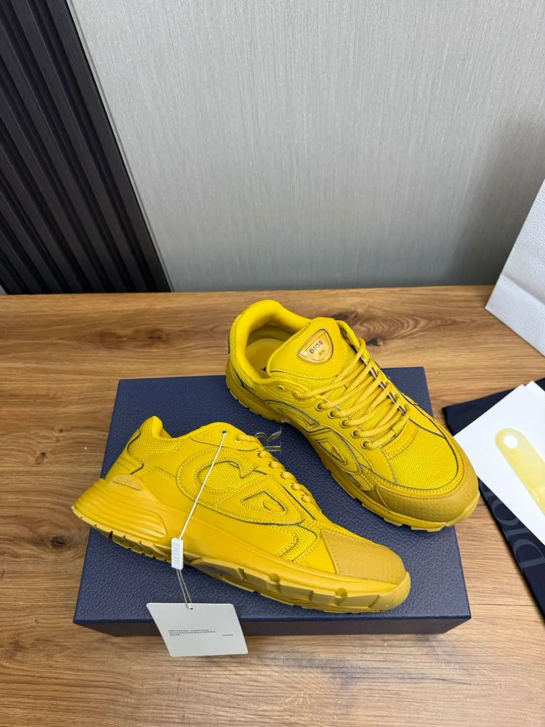 Men's men's shoes 💰740💰 D family Dior ~ New B30 couple 👫 low-top sneakers, the highest version on the market ✅ carefully made of gray mesh fabric and white technical fabric, decorated with reflective "CD30" graphic logo, and "DIO ~ B30" and "CD30" logos on the heel and tongue. An extra-light, sculpted rubber sole with signature accents adds style, while internal stretch details create ideal comfort. It can be matched with various casual styles to show the fashionable and modern sports style〰️ Size: 35-40 (customized at 40 for women) 39-45 (customized at 38.45 for men)